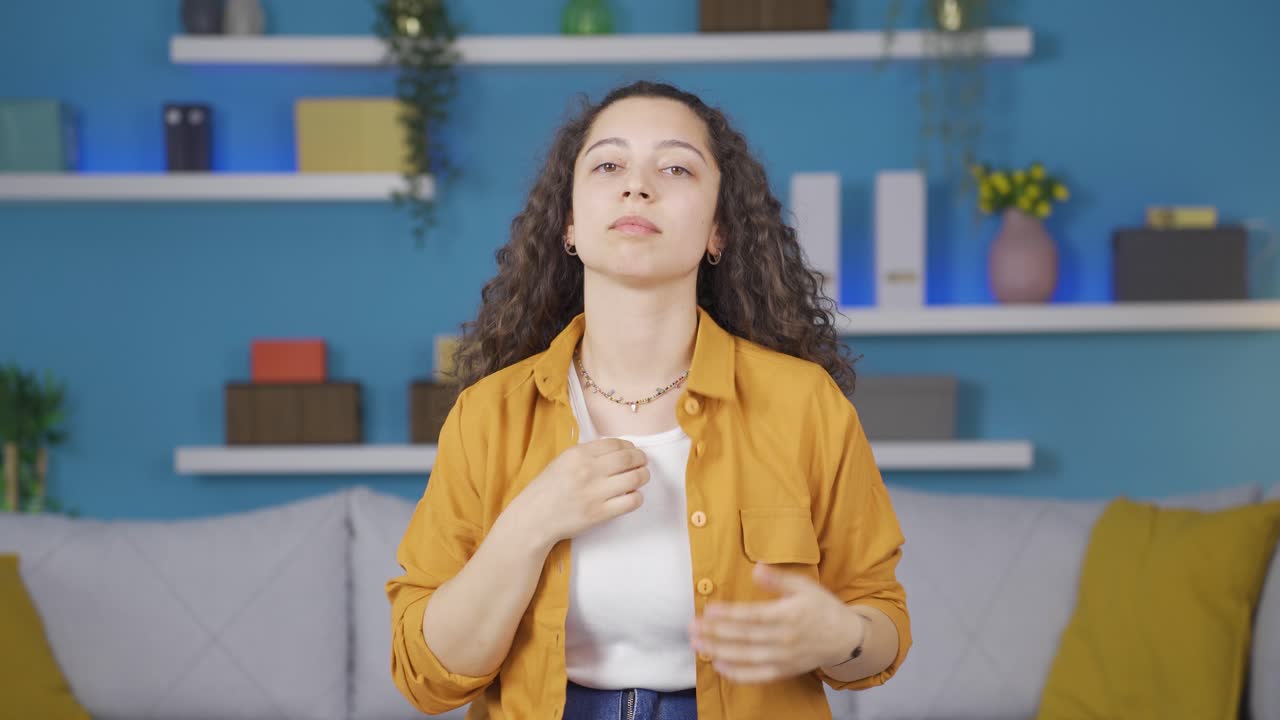 la alta temperatura del aire está asfixiando a la joven.