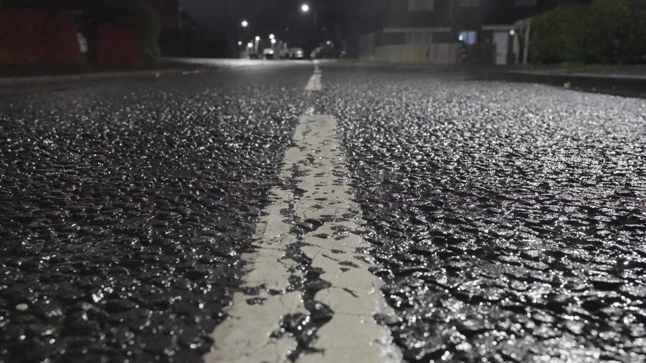 Lijnen strekken zich recht en helder uit, en begeleiden voertuigen elke nacht