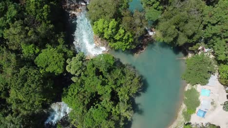 toma cenital de drones de las cascadas de agua azul