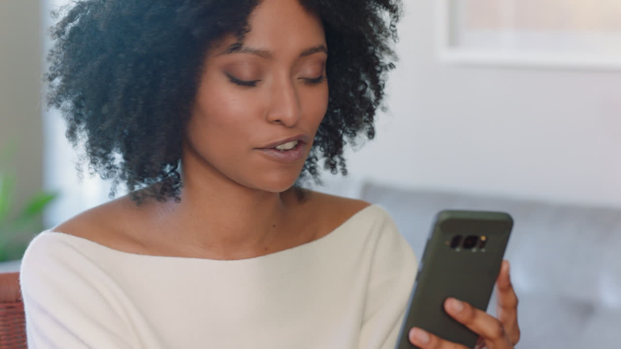 bella donna che fa video chat usando uno smartphone che mostra l'anello di nozze che condivide un fidanzamento emozionante che gode della comunicazione online a casa