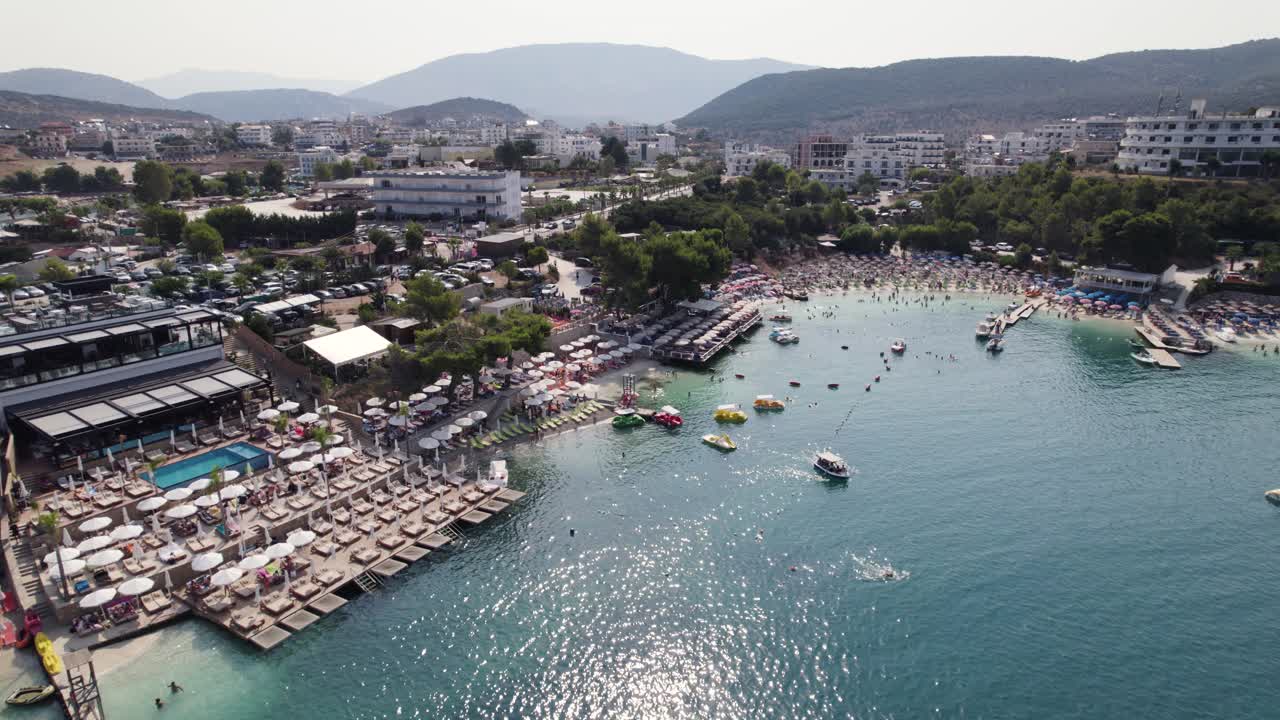Arnavutluk, Ksamil Adaları'ndaki egzotik ve kalabalık plaj tesisinin havadan görünümü.