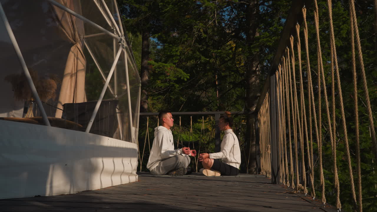 부부는 명상 세션에서 에너지를 조화시니다. 휴가 파트너는 요가를 내비게이션 도구로 사용하여 내성의 여정을 포용합니다.