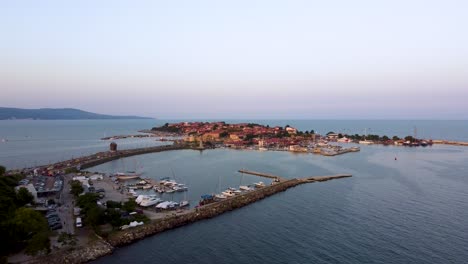 Clip-De-Dron-Estable-De-4k-Sobre-Un-Pueblo-Rústico,-Complejo-Turístico-En-Nessebar,-Bulgaria