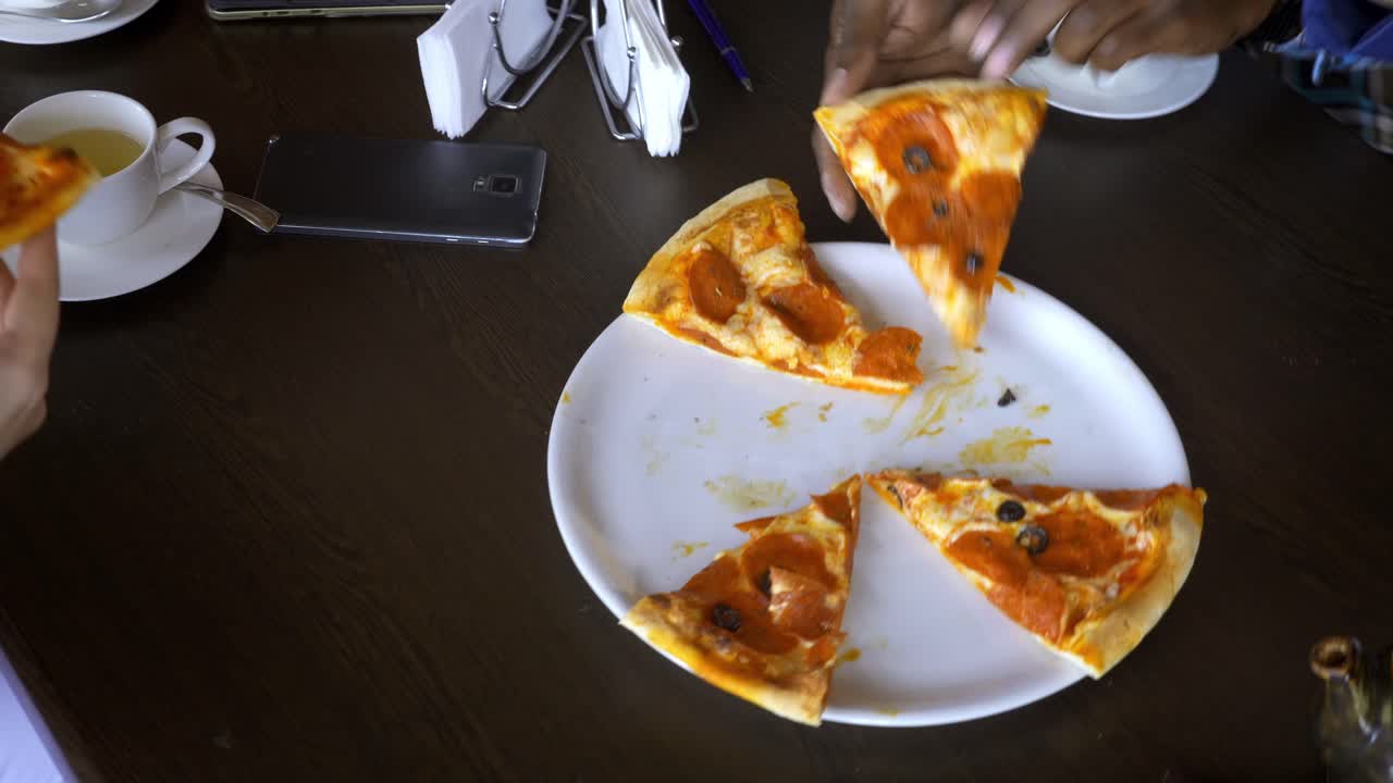 친구들이 피자를 나누고 있습니다.