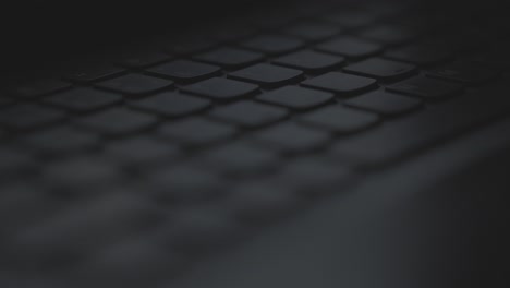 teclado retroiluminado de una computadora portátil para juegos que se ilumina en la oscuridad