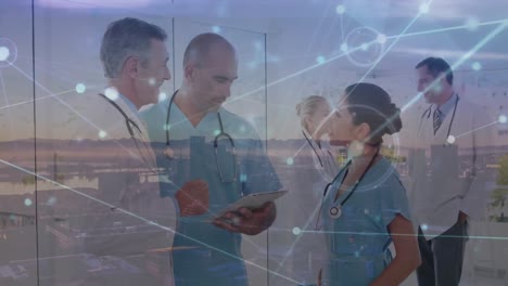 animación de puntos conectados, vista aérea de la ciudad, médicos multirraciales discutiendo sobre la tableta.