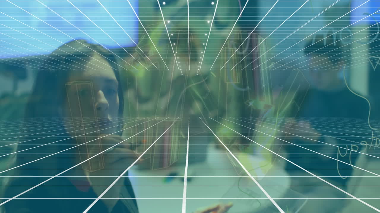 animación de bloques metálicos girando sobre una mujer escribiendo en una pared de vidrio