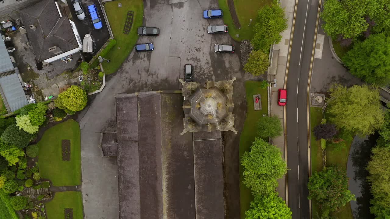 iglesia de san miguel en ballinasloe galway, torre y techo drone de arriba hacia abajo ascienden