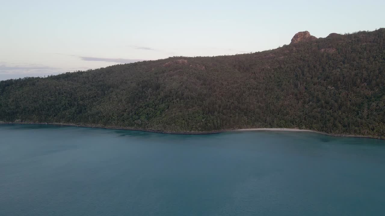 bosque verde y paisaje marino azul en la isla gancho en las islas whitsunday, qld australia