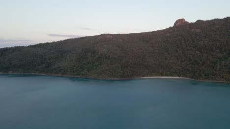 Bosque-Verde-Y-Paisaje-Marino-Azul-En-La-Isla-Gancho-En-Las-Islas-Whitsunday,-Qld-Australia