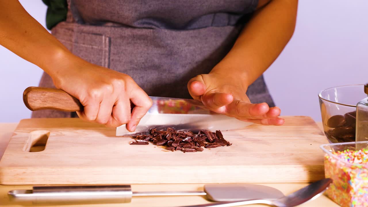 persona cortando discos de chocolate con un cuchillo