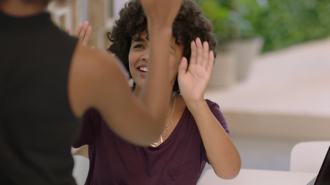 feliz mujer de negocios celebrando una exitosa victoria corporativa bailando alto cinco colegas en la sala de juntas reunión de cerca