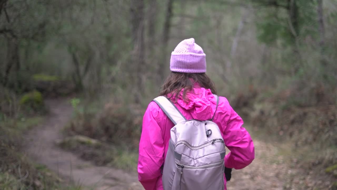 산책하는 소녀, 산의 숲에서 야외에 있는 여성, 자연 산책, 산책, 겨울에 숲에서 떠돌아다니는