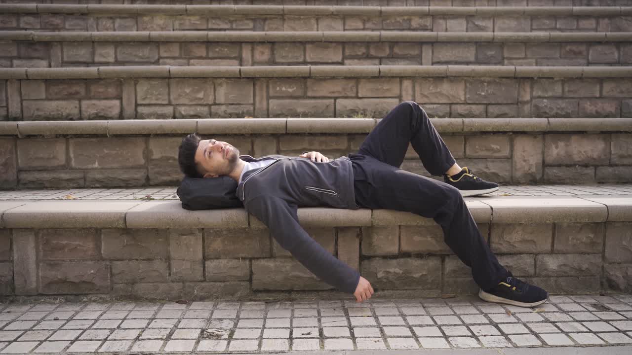 밖에 누워서 휴식을 취하는 행복한 젊은이. 게으른 십대.