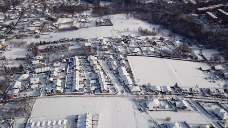 Vuelo-De-Drones-Sobre-La-Ciudad-En-Polonia-Durante-El-Día-Soleado-De-Invierno