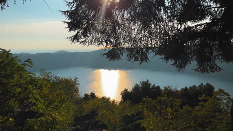 Toma-Pov-Desde-El-Balcón-Del-Hermoso-Lago-Di-Nemi-En-Italia-Durante-El-Sol-Reflejado-En-La-Superficie-Del-Agua---Roma,-Italia