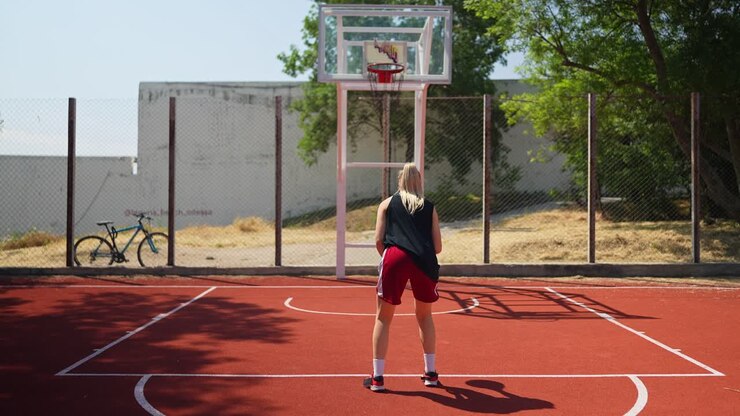 Giocatrice di basket su un campo all'aperto