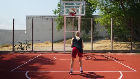 jugadora de baloncesto en una cancha al aire libre