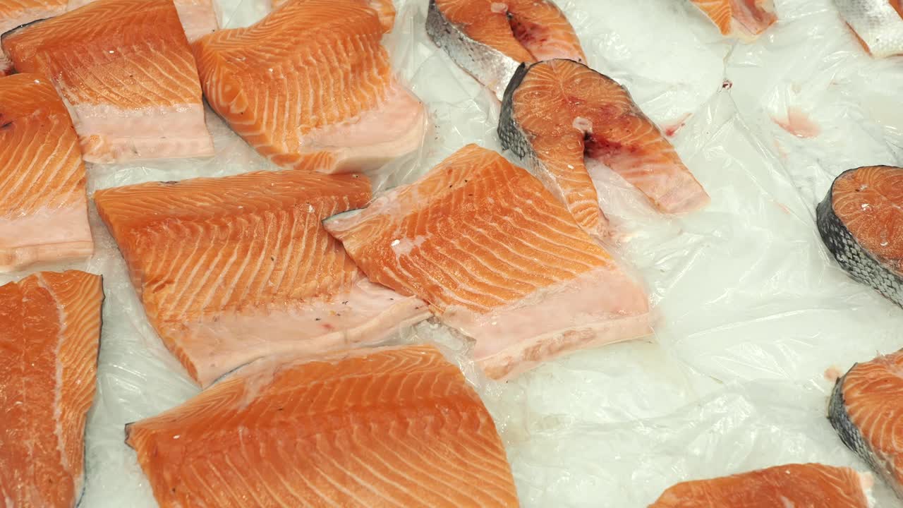 filetes de salmón fresco en un mercado