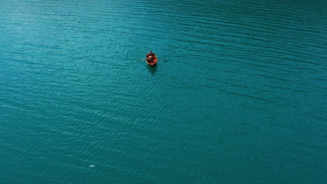 Pareja-En-Un-Bote-De-Remos-Remando-En-La-Superficie-De-Agua-Turquesa-Del-Lago-Bled-En-Eslovenia