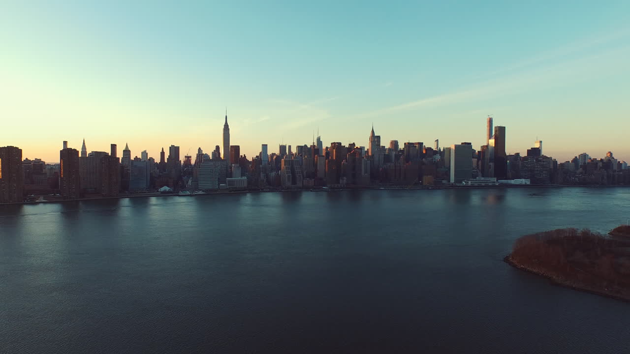 Betagende luftfoto af New York Citys skyline ved solnedgang