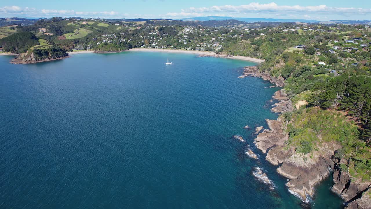 뉴질랜드 오클랜드 와이헤케 섬의 마위티파나 만과 해안선의 공중 사진