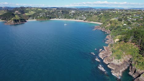 Vista-Aérea-De-La-Bahía-De-Mawhitipana-Y-La-Costa-De-La-Isla-Waiheke,-Auckland,-Nueva-Zelanda