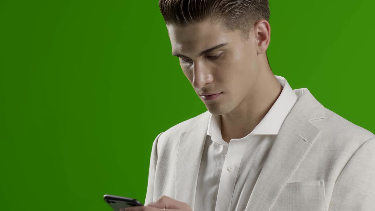 잘생긴 젊은 사업가 스마트폰을 사용하는 녹색 화면 웃으며 전화로 사진 셀피를 찍습니다.