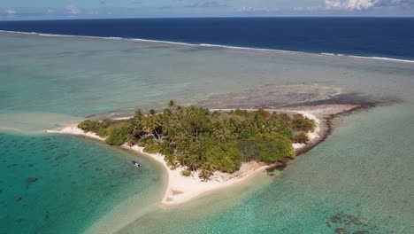 Toma-Aérea-De-Drones-De-Una-Hermosa-Isla-Pequeña-En-La-Laguna-Tropical-De-Fakarava