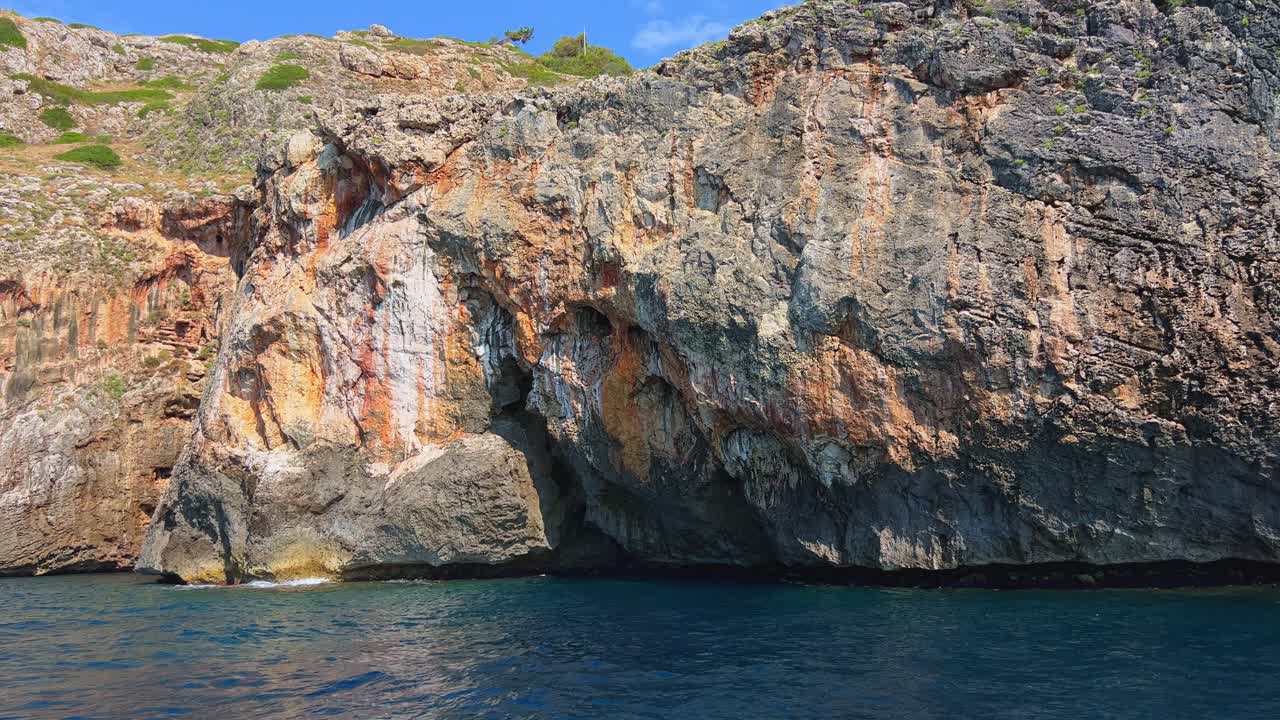 punta meliso donde el mar jónico se encuentra con el agua adriática visto desde un barco de vela en movimiento