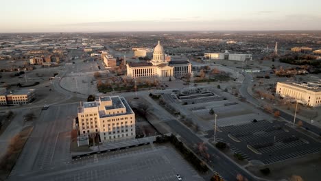 edificio del capitolio del estado de oklahoma en la ciudad de oklahoma, oklahoma con video de avión no tripulado moviéndose en un ángulo cercano