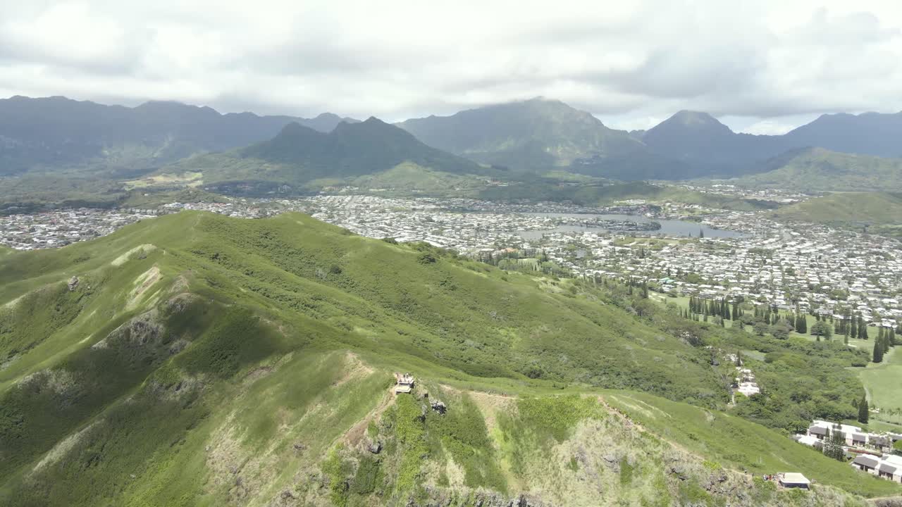 cordillera con ciudad y montañas al fondo en una isla tropical