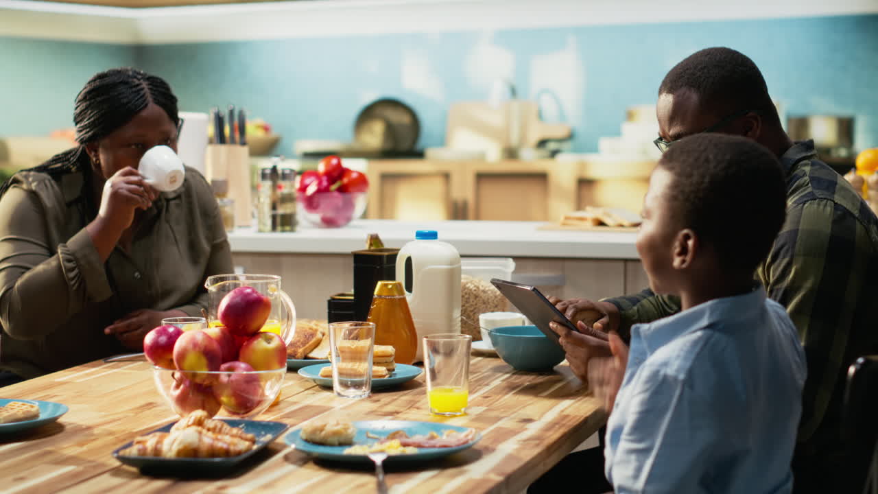 Famiglia che fa colazione insieme