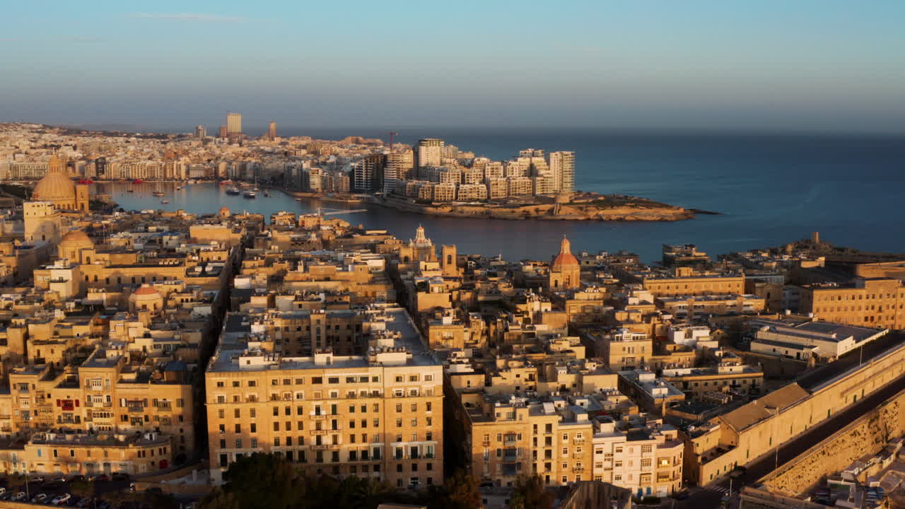 Panorama urbano di La Valletta a Malta al tramonto - ripresa aerea con drone.