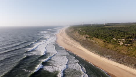 vista de la costa con turbinas eólicas