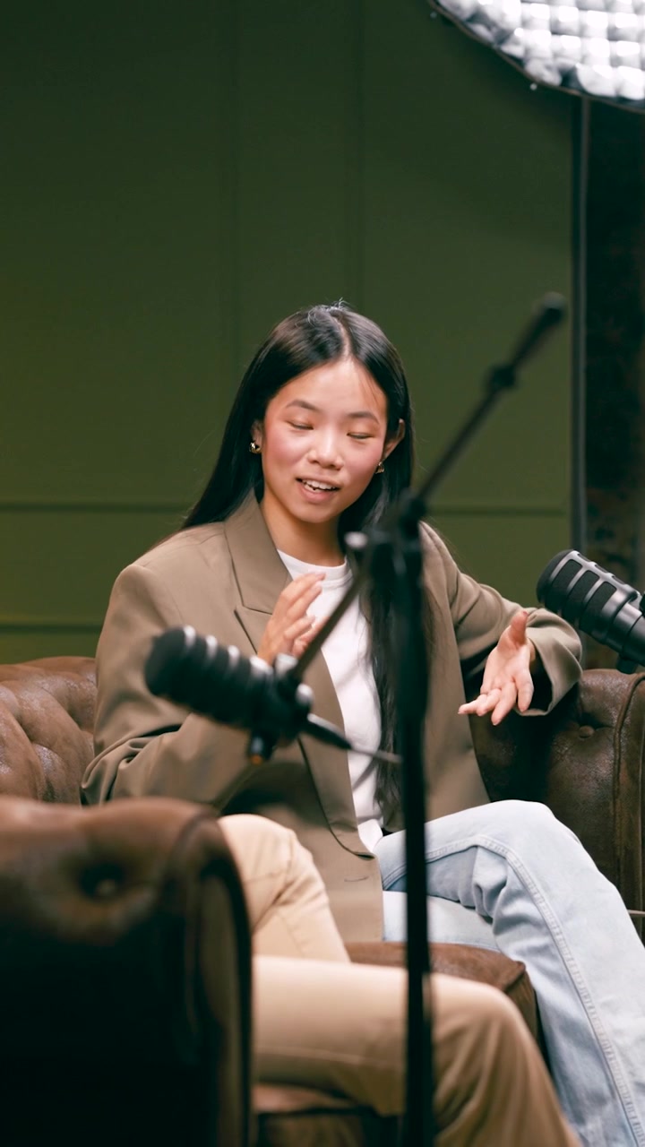 Giovane donna che partecipa a un'intervista podcast in uno studio.