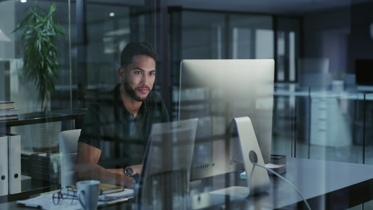 hombre de negocios trabajando tarde en una computadora