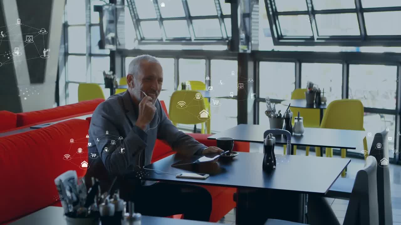 animación del procesamiento de datos sobre un hombre de negocios caucásico hablando por teléfono inteligente