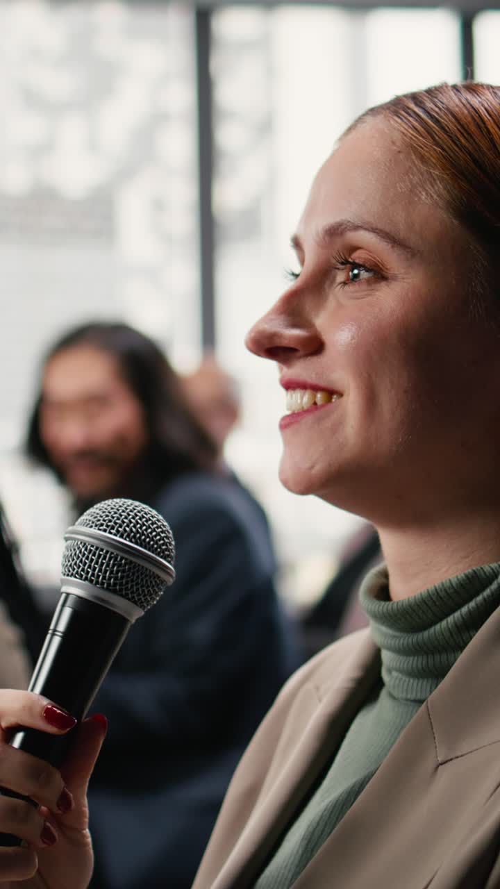 Pubblico di video verticali e domande al microfono durante la discussione
