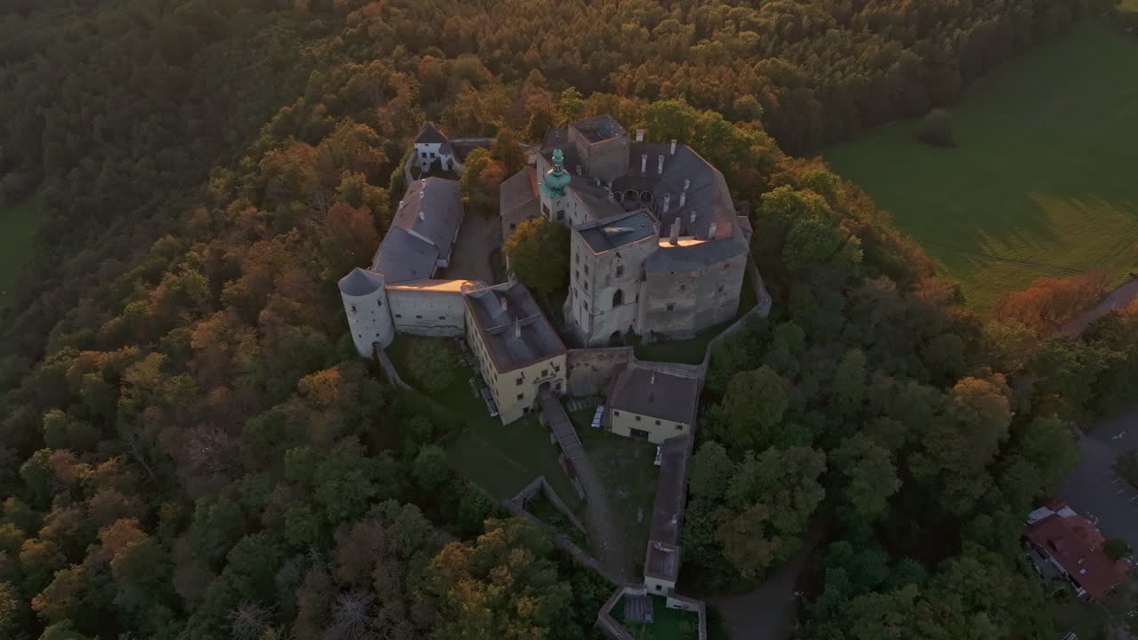 Vista drone del Castello di Buchlov che si erge sopra una fitta vegetazione autunnale