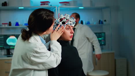mujer investigadora médica visitante en medicina neurológica