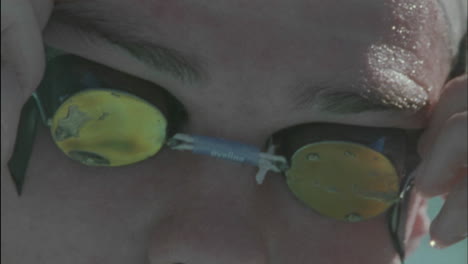 una nadadora se pone las gafas para prepararse para nadar