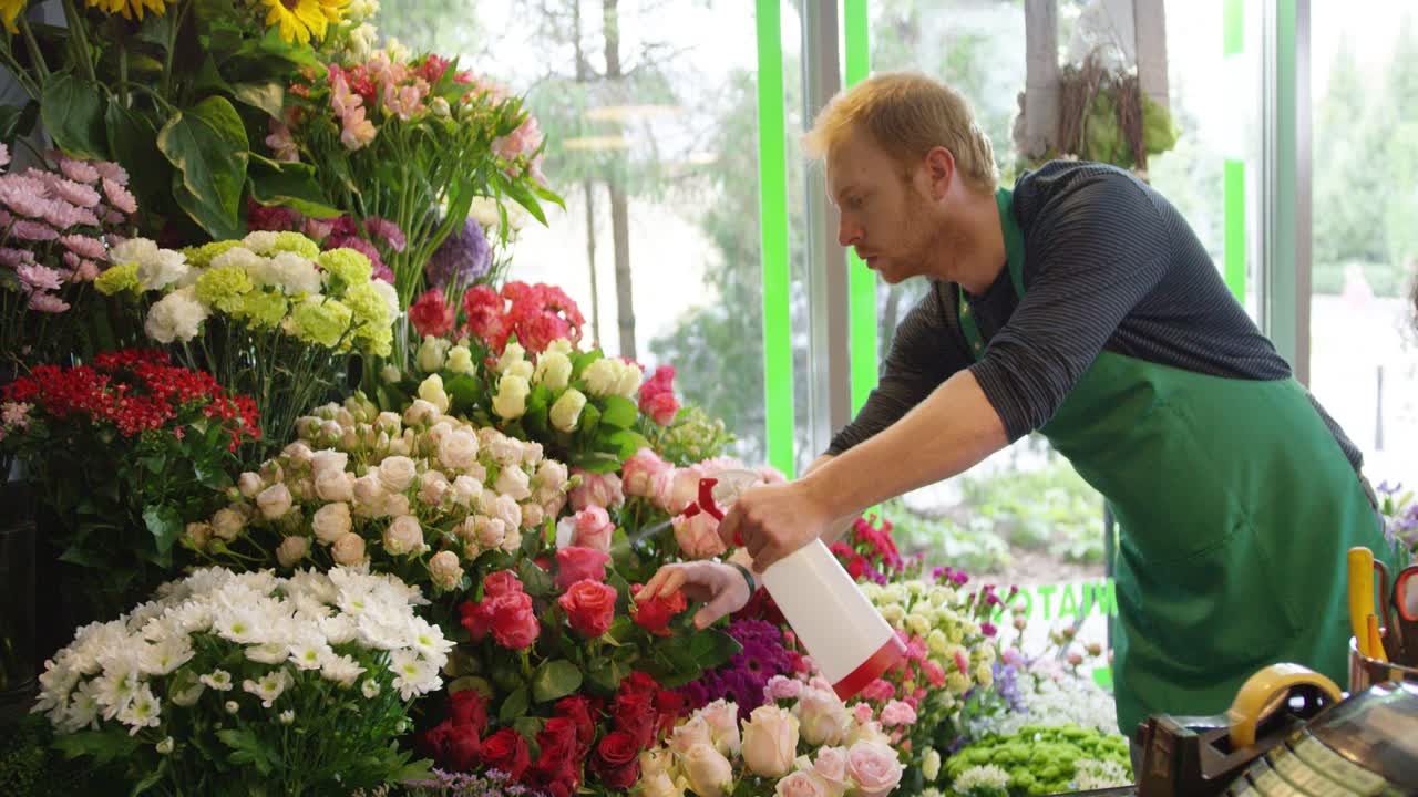 Uomo che lavora in un negozio di fiori.