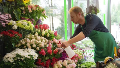 hombre trabajando en tienda de flores