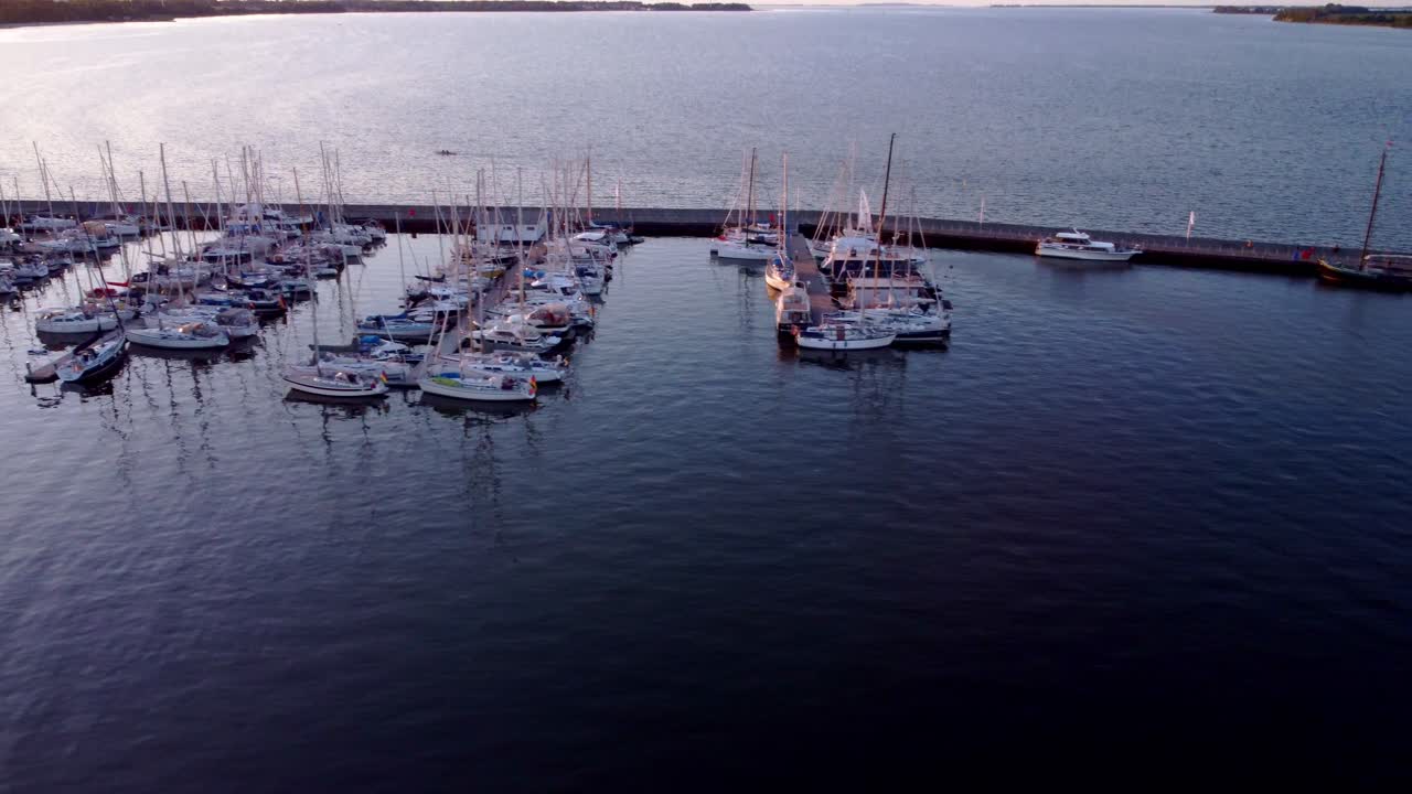 Barche a vela, vista dall'alto in Marina, ormeggiate al molo durante il tramonto 12