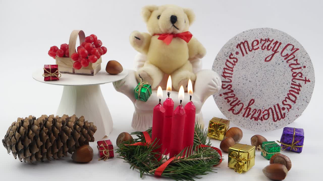 테디 베어와 크리스마스 장식, 색 배경, 어린이 장식