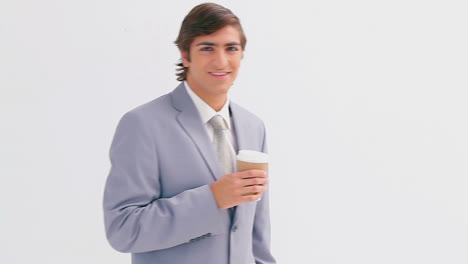 el gerente sonriente bebiendo una taza de café