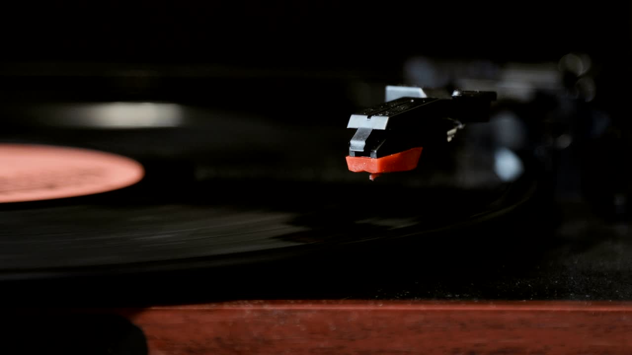 dj 턴테이블 레코드 플레이어에서 비닐 레코드의 클로즈업