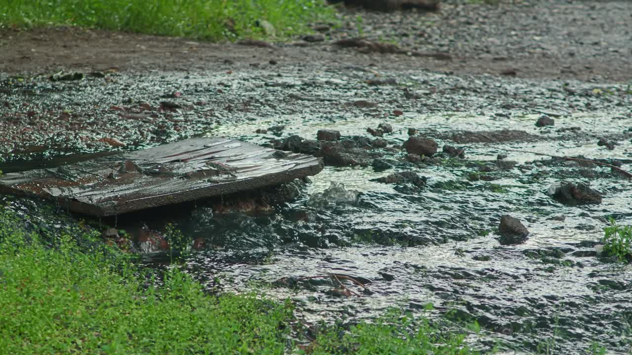 우물에서 물이 흘러나오는 것 - 물 공급 시스템의 돌파구 - 하수 - prores 422, bmpcc4k