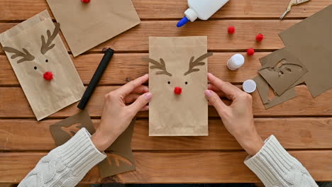 Weibliche-Hände-Rollen-Geschenkpapier-Aus